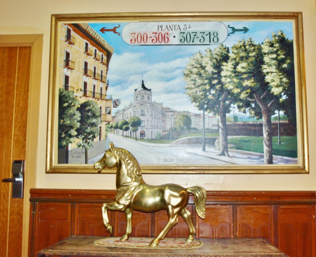 Hotel Mur Jaca Bagian luar foto