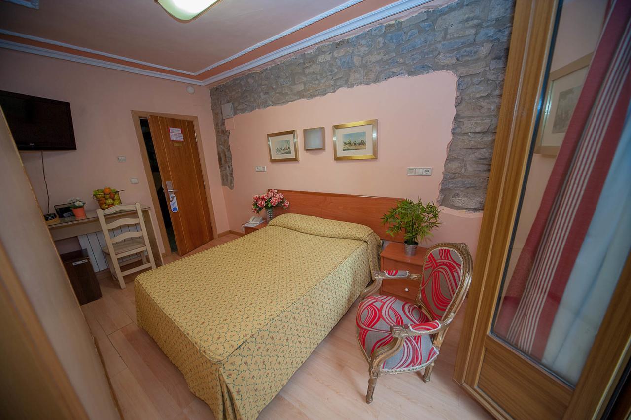 Hotel Mur Jaca Bagian luar foto