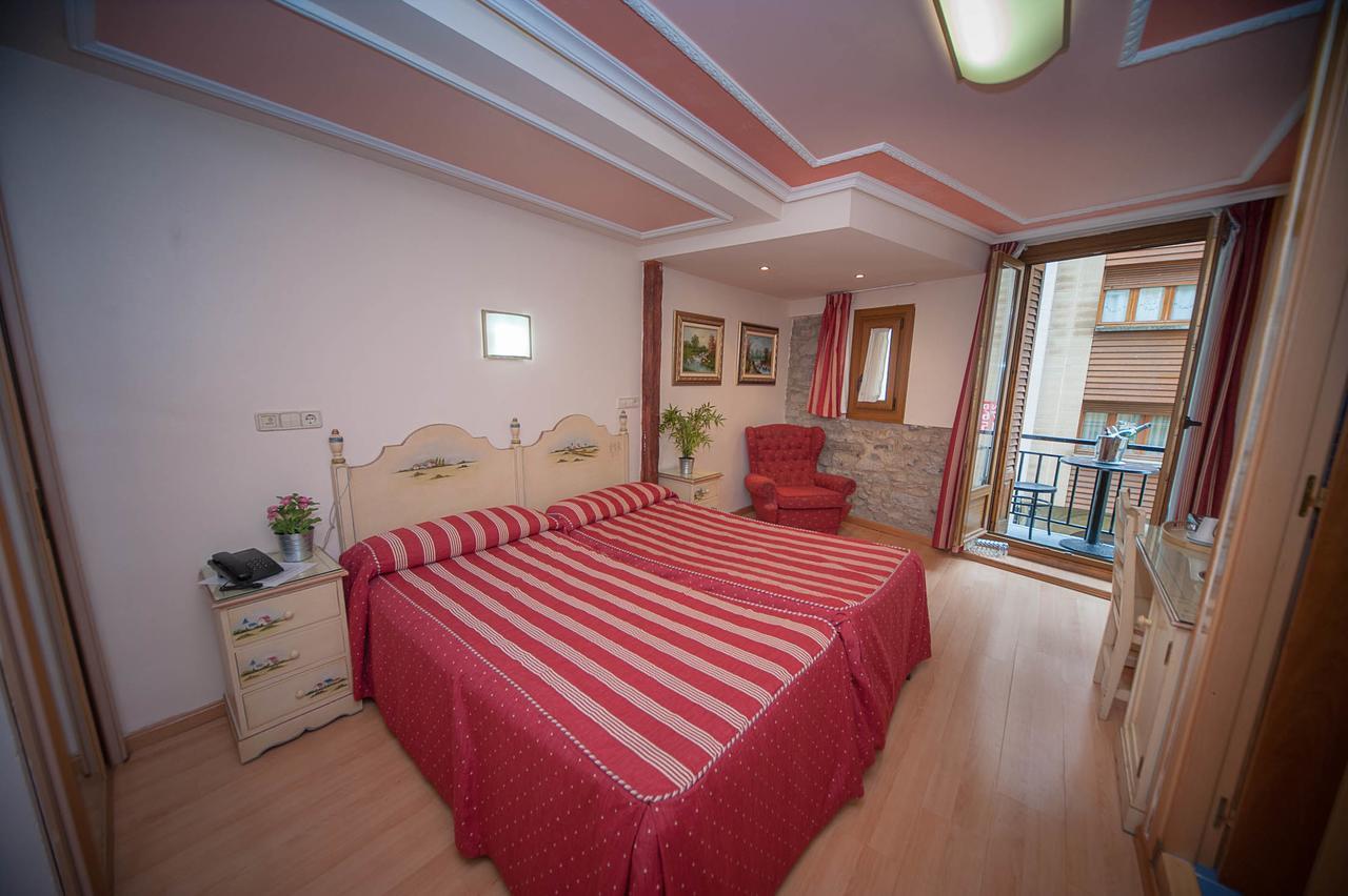 Hotel Mur Jaca Bagian luar foto